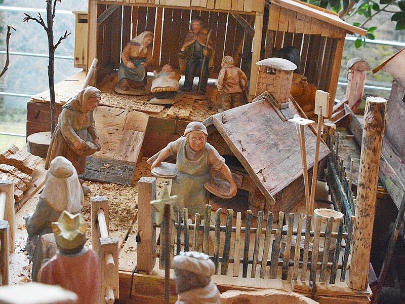 Maria und Josef, wie man sich das Paar in der Rh&ouml;n h&auml;tte vorstellen k&ouml;nnen, mit Holzschuhen, Wanderstab und Laterne.