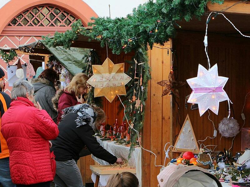 An rund 30 Ständen gibt es in Haßfurt Hobbybastlerartikeln wie Holzkunst, Kränze und Weihnachtsschmuck zu kaufen. An rund 30 Ständen gibt es in Haßfurt Hobbybastlerartikeln wie Holzkunst, Kränze und Weihnachtsschmuck zu kaufen. 