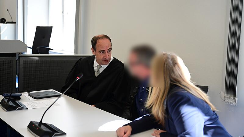 Rechtsanwalt Dr. J&ouml;rg H&auml;ndler aus Bamberg, der Angeklagte und eine Dolmetscherin