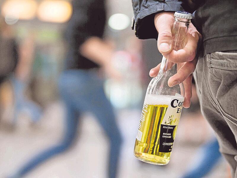 Künftig sollen Jugendliche unter 16 selbst in Begleitung ihrer Eltern keinen Alkohol mehr trinken dürfen.