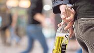 Künftig sollen Jugendliche unter 16 selbst in Begleitung ihrer Eltern keinen Alkohol mehr trinken dürfen.
