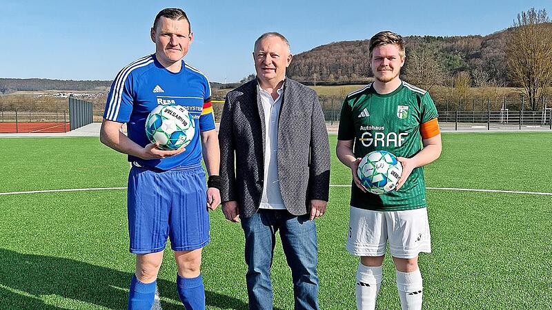 Vor dem Spiel &uuml;berreichte Landrat Thomas Bold den beiden Teamchefs je einen handsignierten Fu&szlig;ball. Links: Christian Schmitt (SG Bad Kissingen III), rechts: Patrick Brune (SG Hammelburg III).