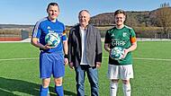 Vor dem Spiel &uuml;berreichte Landrat Thomas Bold den beiden Teamchefs je einen handsignierten Fu&szlig;ball. Links: Christian Schmitt (SG Bad Kissingen III), rechts: Patrick Brune (SG Hammelburg III).