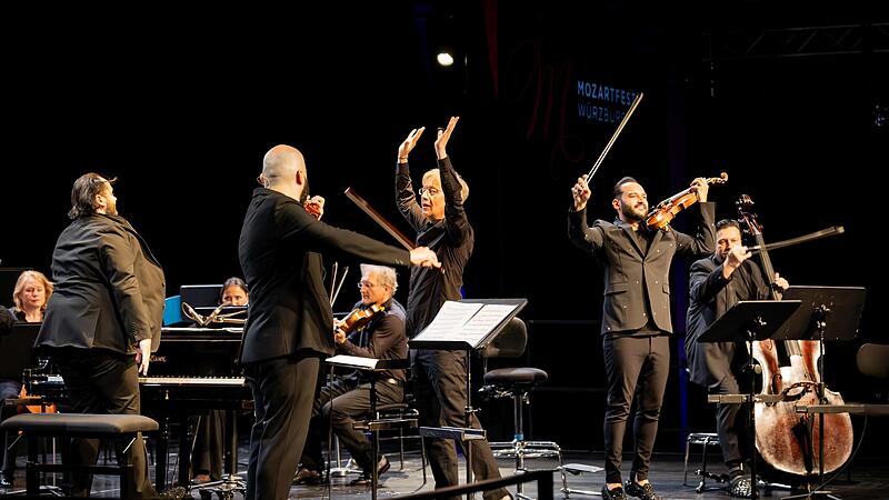 Ausw&auml;rtsspiel: K&uuml;nstlerischer Leiter Sebastian Tewinkel (Mitte, mit erhobenen Armen) und das Bayerische Kammerorchester Bad Br&uuml;ckenau traten beim W&uuml;rzburger Mozartfest gemeinsam mit dem Janoska-Ensemble zur Jupiternacht auf.