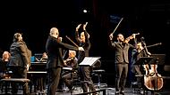 Ausw&auml;rtsspiel: K&uuml;nstlerischer Leiter Sebastian Tewinkel (Mitte, mit erhobenen Armen) und das Bayerische Kammerorchester Bad Br&uuml;ckenau traten beim W&uuml;rzburger Mozartfest gemeinsam mit dem Janoska-Ensemble zur Jupiternacht auf.