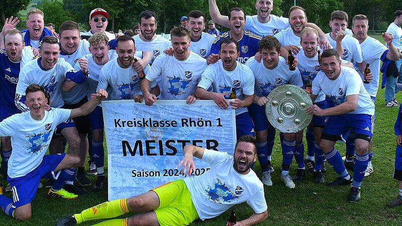 Der SV Aura ist nach einem Herzschlagfinale in der Kreisklasse Rh&ouml;n 1 Meister und steigt nach nur einer Saison in die Kreisliga Rh&ouml;n auf.