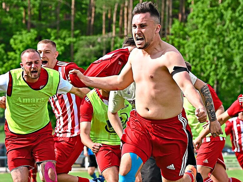 Der TSV Hemhofen um Florian Schleicher (M.) hofft nach dem emotionalen Titelgewinn in der A-Klasse nun auf den Klassenerhalt in der Kreisklasse.