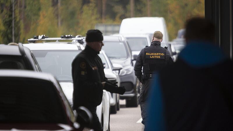 Finnische Grenzbeamte kontrollieren am Grenzübergang Vaalimaa zwischen Finnland und Russland Autos, die aus Russland nach Finnland einreisen.