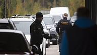 Finnische Grenzbeamte kontrollieren am Grenzübergang Vaalimaa zwischen Finnland und Russland Autos, die aus Russland nach Finnland einreisen.