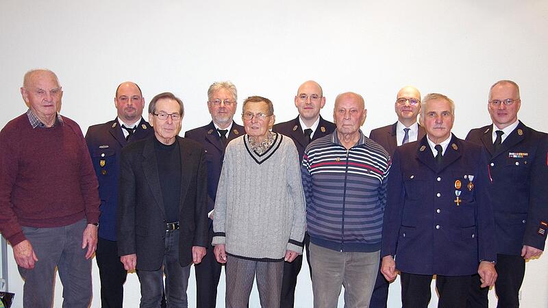Unser Foto zeigt die geehrten Mitglieder der Freiwilligen Feuerwehr Garitz (von links): Werner Keß, Frank Sterker, Klaus Reichert, Norbert Hickl, Helmuth Schneider, Felix Keßler, Paul Kaiser, Oberbürgermeister Dirk Vogel, Thomas Hieke und Kommanda... Unser Foto zeigt die geehrten Mitglieder der Freiwilligen Feuerwehr Garitz (von links): Werner Keß, Frank Sterker, Klaus Reichert, Norbert Hickl, Helmuth Schneider, Felix Keßler, Paul Kaiser, Oberbürgermeister Dirk Vogel, Thomas Hieke und Kommanda...