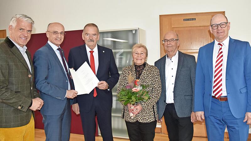 Landrat Wilhelm Schneider (Zweiter v.l.) überreichte das Ehrenzeichen des Ministerpräsidenten für Verdienste im Ehrenamt an Karl-Heinz Vogel (Dritter v.l.). Dazu gratulierten Ehefrau Hertha Vogel, Landtagsabgeordneter Steffen Vogel (links), Bürger... Landrat Wilhelm Schneider (Zweiter v.l.) überreichte das Ehrenzeichen des Ministerpräsidenten für Verdienste im Ehrenamt an Karl-Heinz Vogel (Dritter v.l.). Dazu gratulierten Ehefrau Hertha Vogel, Landtagsabgeordneter Steffen Vogel (links), Bürger...