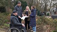 Stadtrat Bernhard Schlereth (FW; von links), Peter Borst (Leiter Service-Management), Christina Martin (Projektleiterin, Service-Management) und Dr. Anne Fabienne Maihoff (Biozentrum, Universität Würzburg) am Eingang des neuen Friedhofs in Poppenr...
