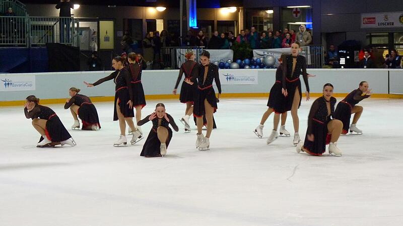 &bdquo;Munich Symphony" bei ihrer Laufdarbietung im Eisstadion in H&ouml;chstadt