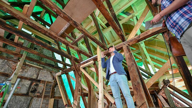 Architekt Peter Krackler zeigt, was im Dachstuhl alles passiert. Forchheim hat Frankens ältestes erhaltenes Rathausdach.Forchheim & Fränkische Schweiz