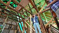 Architekt Peter Krackler zeigt, was im Dachstuhl alles passiert. Forchheim hat Frankens ältestes erhaltenes Rathausdach.Forchheim & Fränkische Schweiz