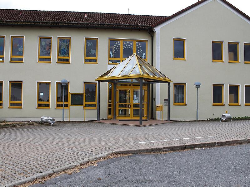 Das Schulhaus in Stockheim soll zuk&uuml;nftig zentrales Schulgeb&auml;ude werden und das Schulhaus in Reitsch  ersetzen.