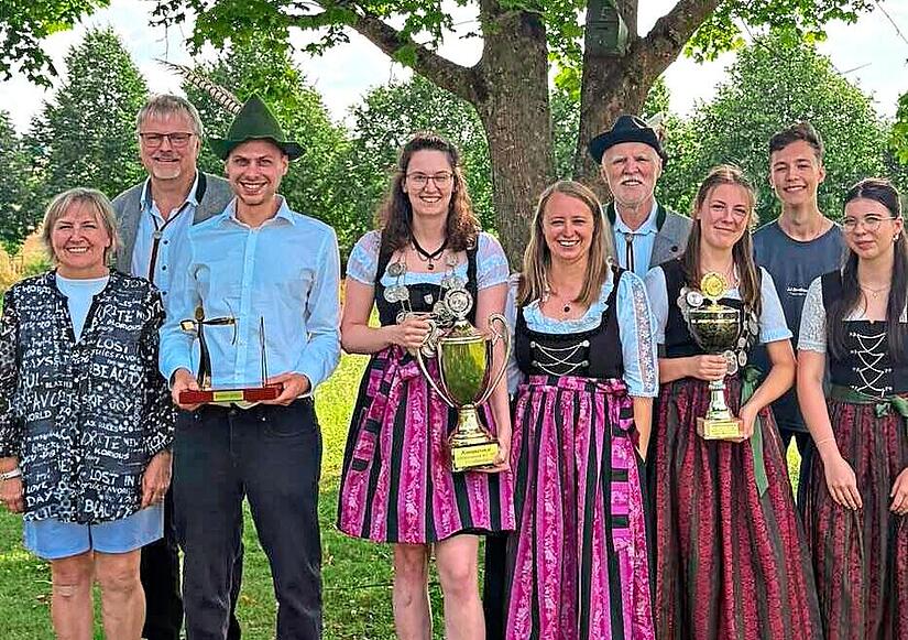 Unser Foto zeigt von links: Margit Steuck, Jürgen Reith, Michael Koch, Sarah Kornmann, Andrea Rummel, Klemens Simon, Luisa Kuhn, Nick Seufert und Carolin Graser.Andrea Rummel Unser Foto zeigt von links: Margit Steuck, Jürgen Reith, Michael Koch, Sarah Kornmann, Andrea Rummel, Klemens Simon, Luisa Kuhn, Nick Seufert und Carolin Graser.Andrea Rummel