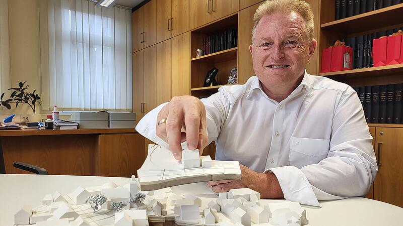Bürgermeister Matthias Klement hat aus dem Modell des Maßbacher Ortskerns den Bereich herausgeholt, der Teil des Architektenwettbewerbs ist. Bürgermeister Matthias Klement hat aus dem Modell des Maßbacher Ortskerns den Bereich herausgeholt, der Teil des Architektenwettbewerbs ist.