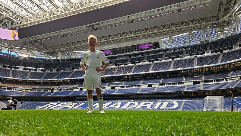 Der elfj&auml;hrige Julius Kaiser im legend&auml;ren Bernabeu in Madrid.