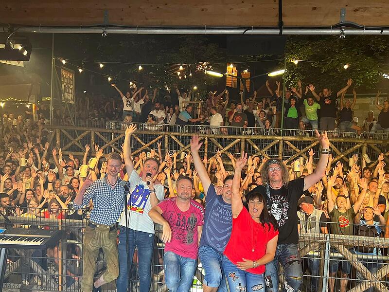 Es wird wieder zahlreiche Musikauftritte geben (auf dem Foto ist die Kultband Moskitos w&auml;hrend ihres Annafest-Abschiedsgigs 2022 zu sehen).Forchheim & Fr&auml;nkische Schweiz