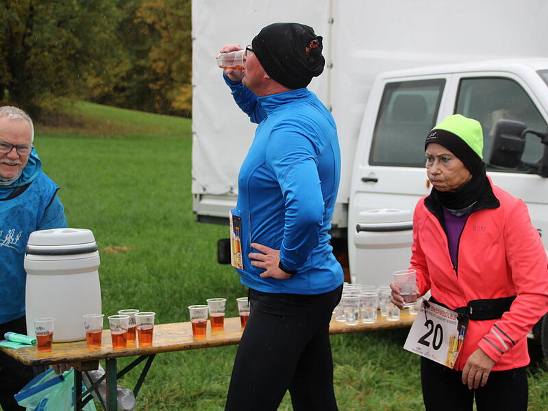 Trotz nasskaltem Herbstwetter lie&szlig;en sich die Sportler den Spa&szlig;  beim 38. Frankenwaldlauf der LG Ludwigschorgast nicht vermiesen.