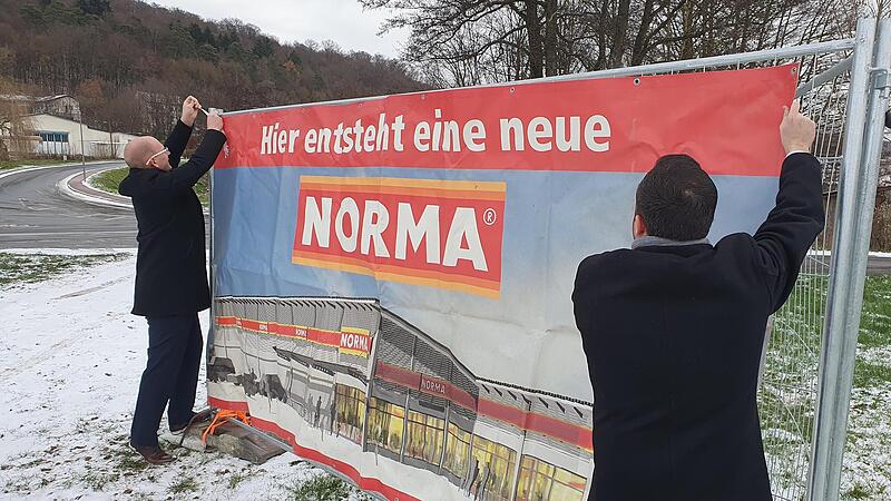Als erster gro&szlig;er Akt wurden Plakate dort aufgestellt,  wohin in Ebrach der Norma-Markt kommen wird.