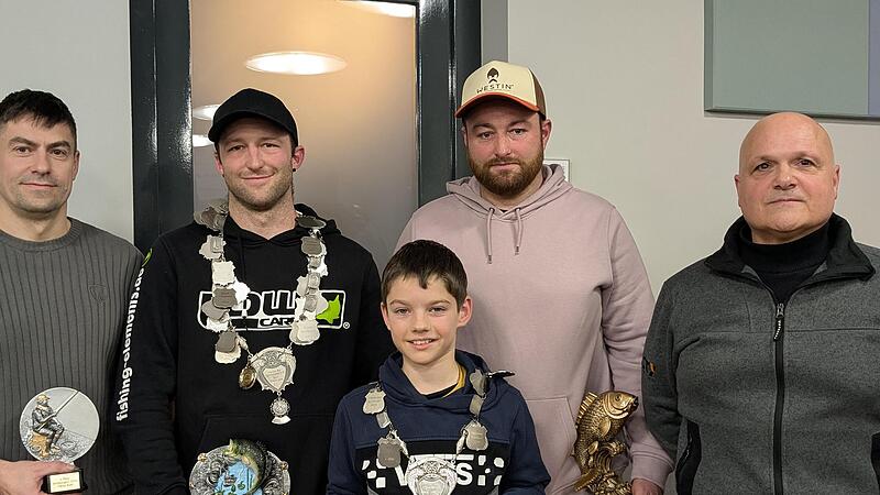 Das Foto zeigt die Sieger des Vereins- und Hegefischens der Sportangler Bad Kissingen: (von links) Viktor Kibe, Anglerk&ouml;nig Steffen Etzel, Jugendk&ouml;nig Anton Staab, Sebastian Etzel und Vorsitzender Uwe Kiesel.