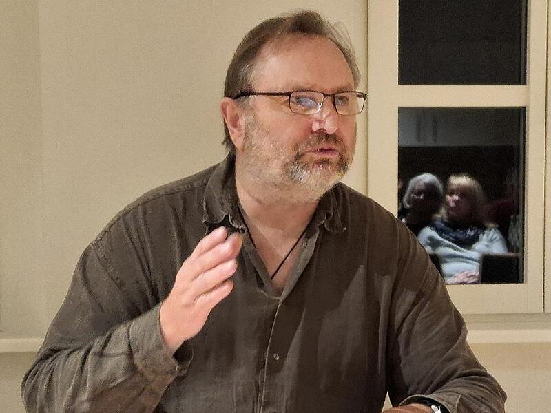 Skurril, sarkastisch und böse: Helmut Vorndran liest aus seinem Werk im „Flecken 47“.