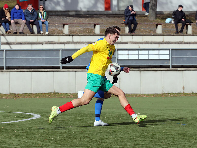 DJK-Torj&auml;ger Patrick G&ouml;rtler (gelbes Trikot, hier im Pokalspiel gegen M&uuml;nchberg) netzte zweimal ein.