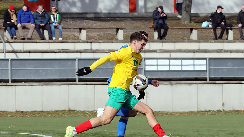 DJK-Torj&auml;ger Patrick G&ouml;rtler (gelbes Trikot, hier im Pokalspiel gegen M&uuml;nchberg) netzte zweimal ein.