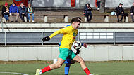 DJK-Torj&auml;ger Patrick G&ouml;rtler (gelbes Trikot, hier im Pokalspiel gegen M&uuml;nchberg) netzte zweimal ein.