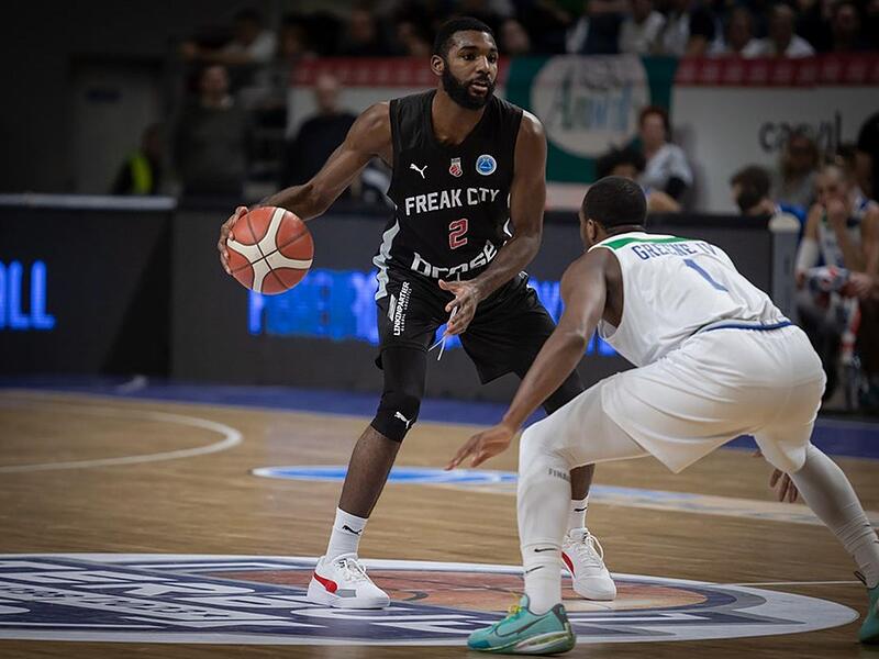 Amir Bell (links) traf den vorentscheidenden Wurf. Hier wird er von Phillip Greene beschattet.