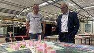 Bürgermeister Michael Kastl (rechts) und Klimamanager Stefan Richter betrachten einen von den Bürgern entwickelten Entwurf für das Treibhaus-Projekt. Bürgermeister Michael Kastl (rechts) und Klimamanager Stefan Richter betrachten einen von den Bürgern entwickelten Entwurf für das Treibhaus-Projekt.