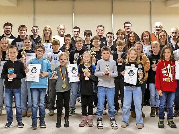 Unser Bild zeigt die Geehrten der Schützengilde Poppenroth.