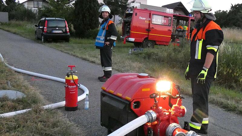 Der Gemeinderat Oberaurach hat die Anschaffung von neuen Tragkraftspritzen f&uuml;r die Wehren Fatschenbrunn, Dankenfeld, Neuschleichach und Trossenfurt-Tretzendorf beschlossen. Tragkraftspritzen k&ouml;nnen als Verst&auml;rkerpumpen bei Wasserf&ouml;rderungen &uuml;ber l&auml;ngere Strecken eingesetzt werden, so wie es hier auf dem Archivbild bei einem Gro&szlig;brand in Knetzgau sehen ist.