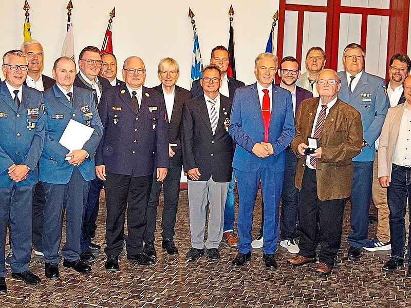 Staatliche Ehrungen gab es für langjährige Tätigkeit beim THW und bei der DLRG. Staatliche Ehrungen gab es für langjährige Tätigkeit beim THW und bei der DLRG.