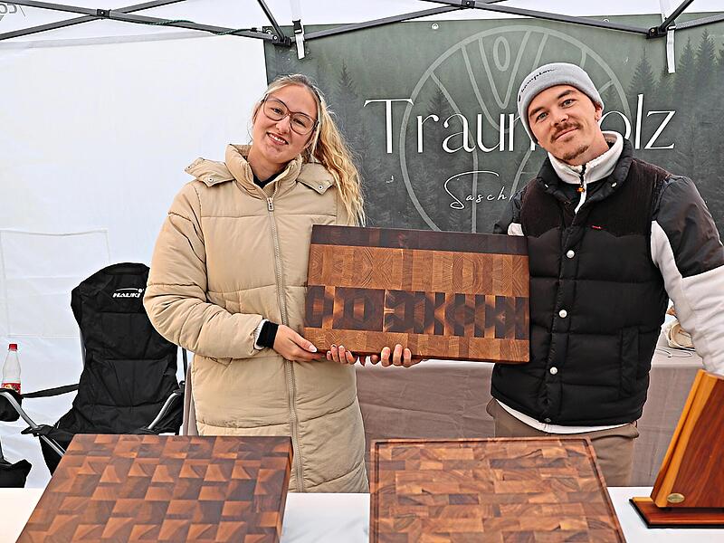 Zum ersten Mal auf dem Kulmbacher Herbstjahrmarkt: Sascha Graf und seine Frau bieten an ihrem Stand „Traumholz“ handgefertigte Holzarbeiten an. Trotz des schwachen Besuchs wollen sie wiederkommen.Sonny Adam Zum ersten Mal auf dem Kulmbacher Herbstjahrmarkt: Sascha Graf und seine Frau bieten an ihrem Stand „Traumholz“ handgefertigte Holzarbeiten an. Trotz des schwachen Besuchs wollen sie wiederkommen.Sonny Adam