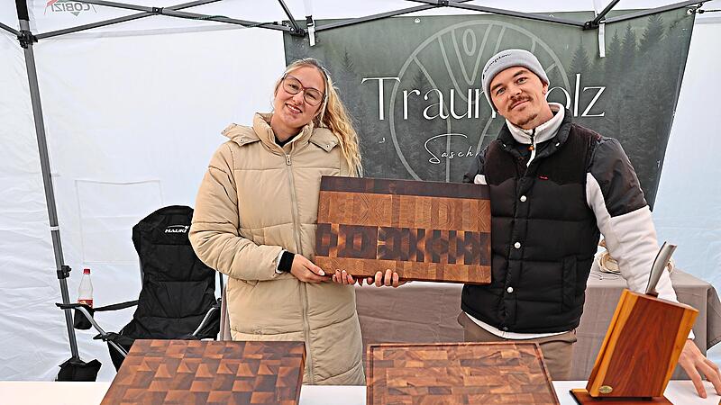Zum ersten Mal auf dem Kulmbacher Herbstjahrmarkt: Sascha Graf und seine Frau bieten an ihrem Stand &bdquo;Traumholz&ldquo; handgefertigte Holzarbeiten an. Trotz des schwachen Besuchs wollen sie wiederkommen.Sonny Adam