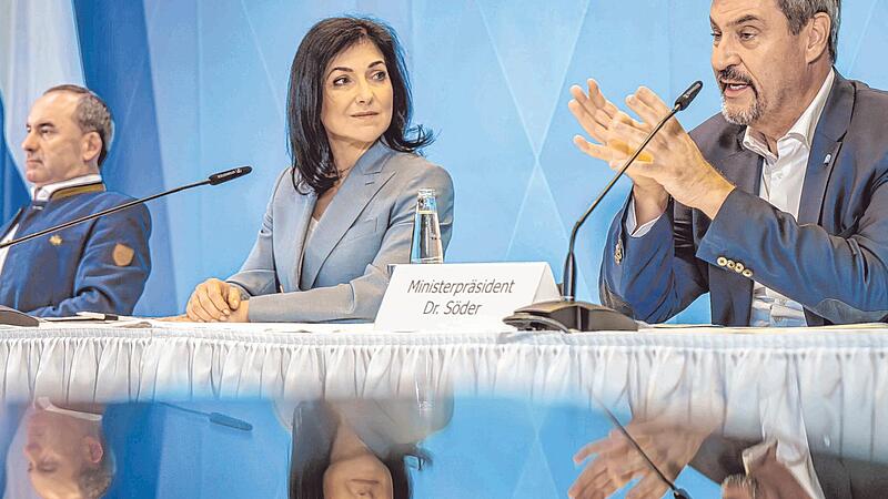 Auch in Bayern ist die Staatskasse zunehmend leer. Bundeswirtschaftsministerin Katherina Reiche (CDU) war zu Gast bei Ministerpr&auml;sident Markus S&ouml;der (rechts) und seinem Vize Hubert Aiwanger (Freie W&auml;hler) w&auml;hrend der Klausur am Tegernsee.