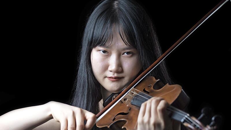 Chenyuan Mu an der Violine ist eine der vier jungen Künstlerinnen, die im Rahmen der „Schüttbau Nachmittagskonzerte“ am 26. November in Rügheim auftreten. Chenyuan Mu an der Violine ist eine der vier jungen Künstlerinnen, die im Rahmen der „Schüttbau Nachmittagskonzerte“ am 26. November in Rügheim auftreten.