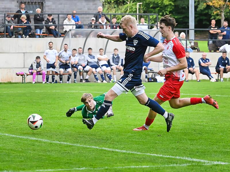 Nur noch den Ball ins Tor zu schieben brauchte Leo Scheler, der in dieser Szene den 1:0-Führungstreffer für den TSV Mönchröden im Heimspiel gegen den FC Bad Kissingen erzielte.