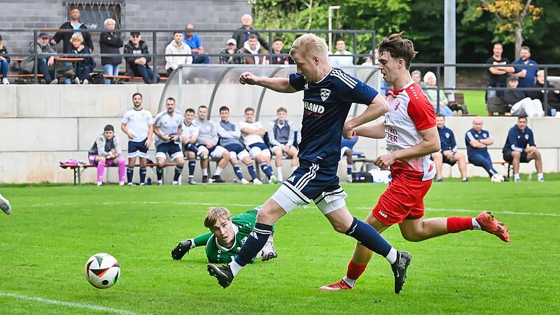 Nur noch den Ball ins Tor zu schieben brauchte Leo Scheler, der in dieser Szene den 1:0-Führungstreffer für den TSV Mönchröden im Heimspiel gegen den FC Bad Kissingen erzielte.