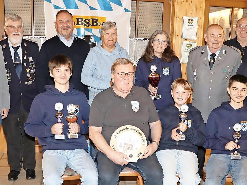 Die Gewinner der einzelnen Kategorien mit (v. l.) Kreisschie&szlig;leiter Bernd H&ouml;ppel , stellvertretendem Kreisvorsitzenden Sebastian M&uuml;ller, stellvertretendem Schie&szlig;leiter (SK Weismain) Hans Bunzelt , Weismains Zweitem B&uuml;rgermeister Matthias M&uuml;ller (V...