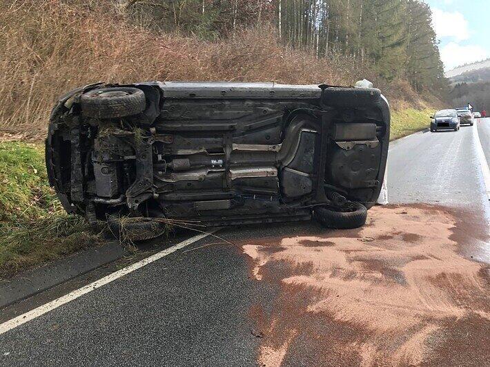 Drei Verletzte bei Unfall nahe Ebermannstadt: 17-Jährige schwer verletzt Autounfall auf der Bundesstraße 48 zwischen Imsweiler und Schweisweiler durch Überolmanöver.