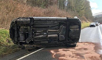 Drei Verletzte bei Unfall nahe Ebermannstadt: 17-Jährige schwer verletzt Autounfall auf der Bundesstraße 48 zwischen Imsweiler und Schweisweiler durch Überolmanöver.