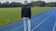 Noah Möller trägt auf der blauen Bahn im Trainingszentrum Kienbaum die Jacke des Bayerischen Leichtathletik-Verbands. Auf ein Outfit mit Bundesadler muss der Staffelsteiner noch bis zu seinem ersten Wettkampf für Deutschland warten.