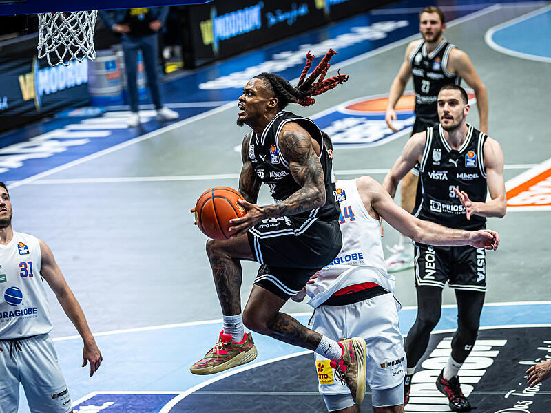 K&ouml;rperkontrolle pur bei Bambergs Aufbauspieler Cobe Williams.