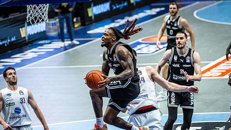 K&ouml;rperkontrolle pur bei Bambergs Aufbauspieler Cobe Williams.