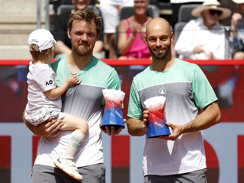 Mit S&ouml;hnchen Theo auf dem Arm nahm Kevin Krawietz (links) den Pokal an der Seite von Doppelpartner Tim P&uuml;tz entgegen.