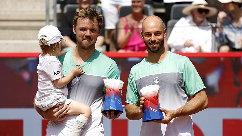 ATP-Tour in Hamburg - Finale Mit Söhnchen Theo auf dem Arm nahm Kevin Krawietz (links) den Pokal an der Seite von Doppelpartner Tim Pütz entgegen.